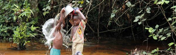 La corvée de l'eau au nord de Kisangani en République démocratique du Congo. D. Louppe © Cirad