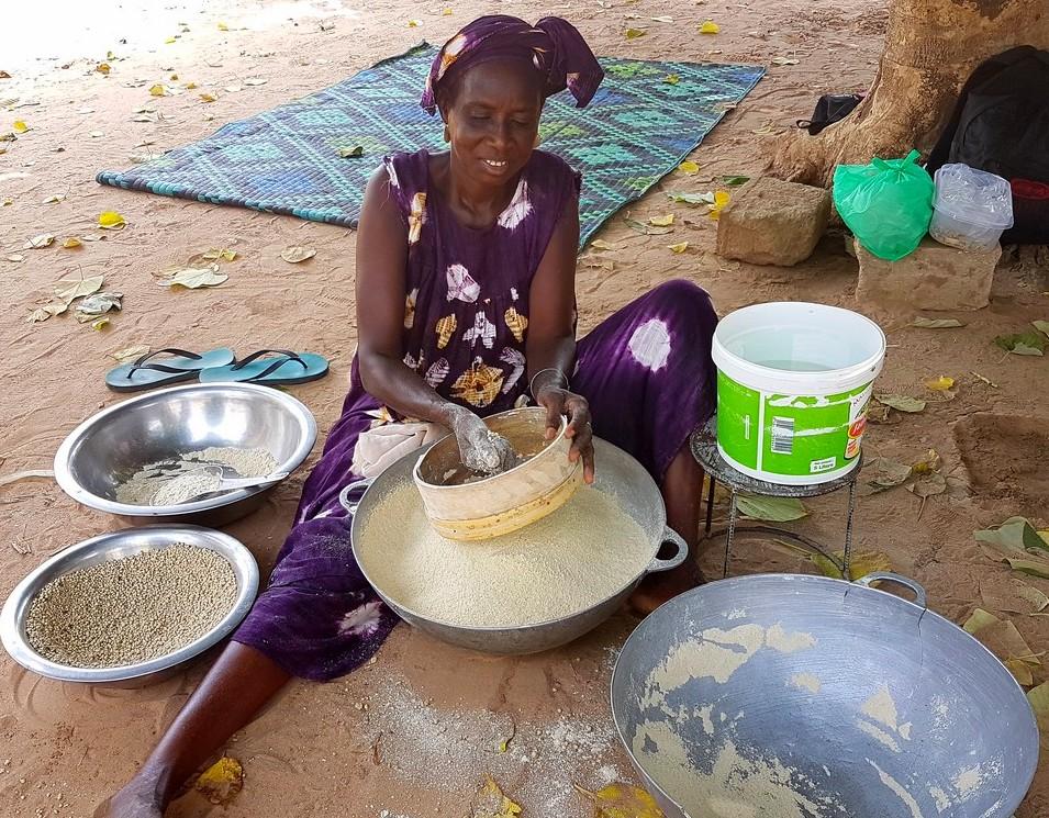 Fabrication de semoule de mil au Sénégal